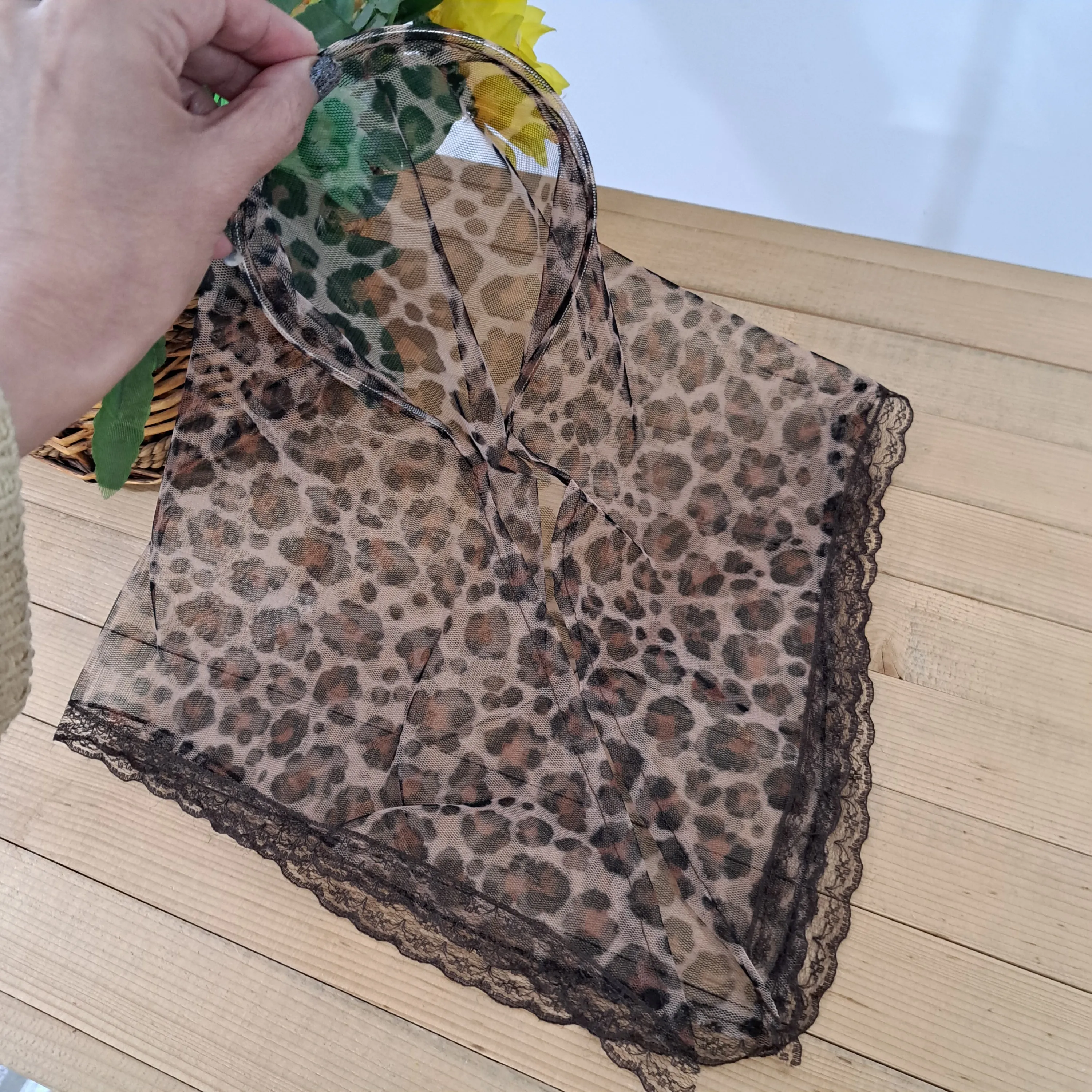 مینی اسکارف تل دار طرح پلنگی دور گیپور دوزی شده