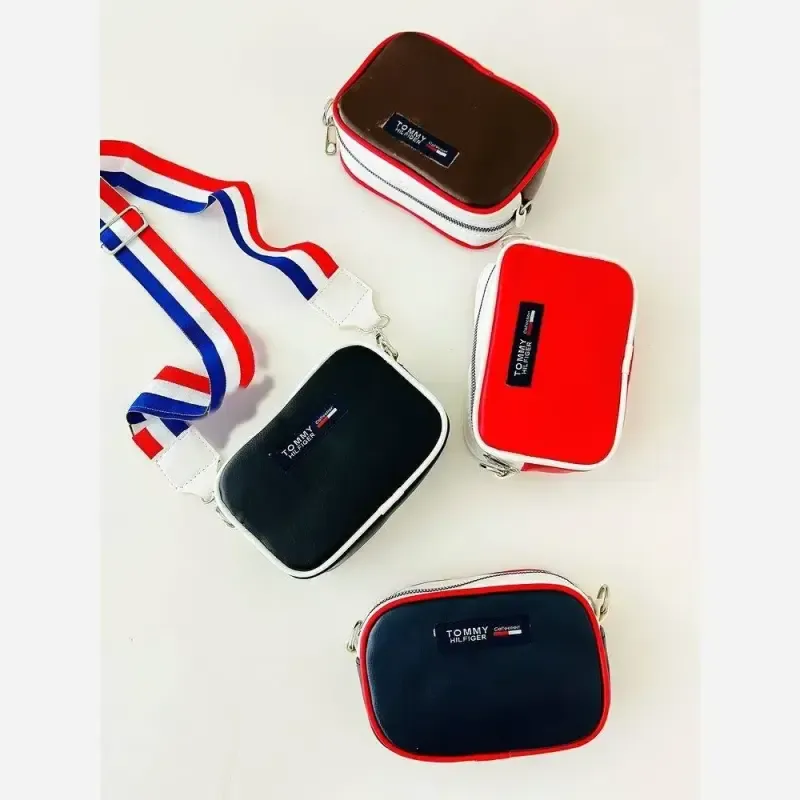 کیف اسپرت شیک و ترند طرح تامی با بند پهن در رنگبندی مشکی سورمه قرمز